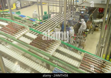 TAICANG, CINA - 27 FEBBRAIO 2024 - gli operai lavorano sulla linea di produzione del primo gelato al mondo "Lighthouse Network", il prodotto di Unilever Wall Foto Stock