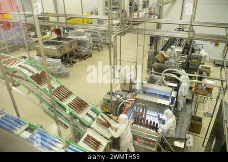 TAICANG, CINA - 27 FEBBRAIO 2024 - gli operai lavorano sulla linea di produzione del primo gelato al mondo "Lighthouse Network", il prodotto di Unilever Wall Foto Stock