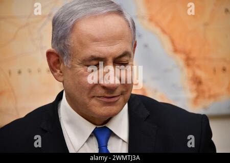 Il primo ministro israeliano Benjamin Netanyahu a Gerusalemme, Israele, in una conferenza telefonica con il presidente degli Stati Uniti Donald Trump il 21 marzo 2019. Foto Stock