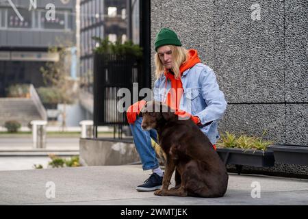 Il proprietario di un animale domestico elegante che cammina con il cane rilassa all'aperto respirando aria docile obbediente. Foto Stock