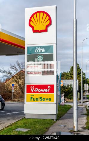 Nitra, Slovacchia - 24 febbraio 2024: Stazione di servizio Shell. Stazione di servizio. Shell è un gruppo globale di società energetiche e petrolchimiche. Foto Stock