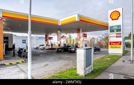 Nitra, Slovacchia - 24 febbraio 2024: Stazione di servizio Shell. Stazione di servizio. Shell è un gruppo globale di società energetiche e petrolchimiche. Foto Stock