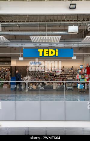 Nitra, Slovacchia - 24 febbraio 2024: Insegna Tedi Shop. Logo del marchio. Tedi è una catena europea di discount. Foto Stock