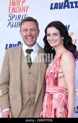 Santa Monica, California, USA 25 febbraio 2024 il comico Chris Hardwick e l'attrice Lydia Hearst partecipano ai 2024 Film Independent Spirit Awards il 25 febbraio 2024 a Santa Monica, California, USA. Foto di Barry King/Alamy Stock Photo Foto Stock