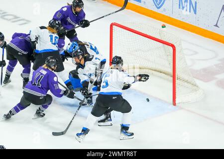 Minneapolis, Minnesota, Stati Uniti. 27 febbraio 2024. L'attaccante del Minnesota BRITTYN FLEMING (18) vede il puck mancare il gol durante il secondo periodo di una partita di hockey PWHL tra Minnesota e Toronto alla 3M Arena di Mariucci a Minneapolis, Minnesota, il 27 febbraio 2024. (Immagine di credito: © Steven Garcia/ZUMA Press Wire) SOLO PER USO EDITORIALE! Non per USO commerciale! Foto Stock