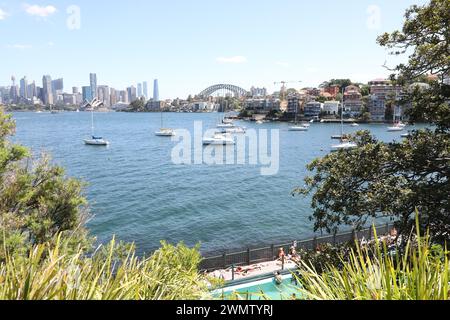 Vista del quartiere centrale degli affari e del Sydney Harbour Bridge dal sobborgo di Cremorne sulla sponda nord inferiore di Sydney. Foto Stock