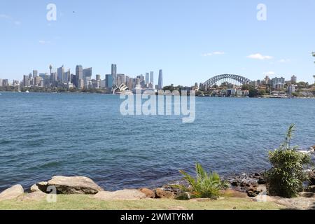 Vista del quartiere centrale degli affari e del Sydney Harbour Bridge dal sobborgo di Cremorne sulla sponda nord inferiore di Sydney. Foto Stock