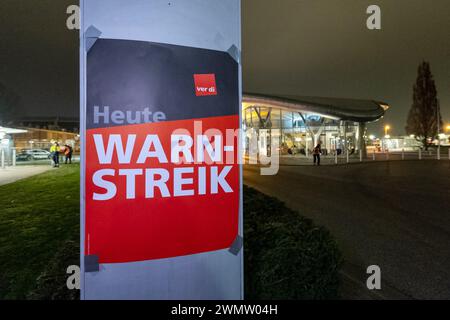 Amburgo, Germania. 28 febbraio 2024. Un poster con l'iscrizione "Warning strike Today" è appeso alla Lufthansa Technik di Amburgo. Il personale di terra della Lufthansa sta facendo uno sciopero di tre giorni. Credito: Bodo Marks/dpa/Alamy Live News Foto Stock