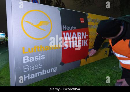 Amburgo, Germania. 28 febbraio 2024. Un attaccante appende i poster che leggono "avvertimento sciopero oggi" alla Lufthansa Technik. Il personale di terra della Lufthansa fa un attacco di tre giorni. Credito: Bodo Marks/dpa/Alamy Live News Foto Stock