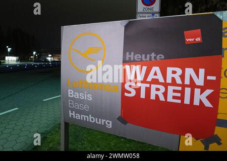 Amburgo, Germania. 28 febbraio 2024. Un poster con l'iscrizione "Warning strike Today" è appeso alla Lufthansa Technik di Amburgo. Il personale di terra della Lufthansa sta facendo uno sciopero di tre giorni. Credito: Bodo Marks/dpa/Alamy Live News Foto Stock