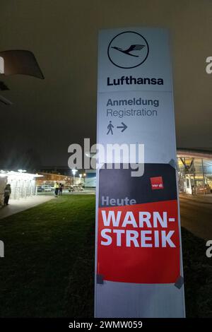 Amburgo, Germania. 28 febbraio 2024. Un poster con l'iscrizione "Warning strike Today" è appeso alla Lufthansa Technik di Amburgo. Il personale di terra della Lufthansa sta facendo uno sciopero di tre giorni. Credito: Bodo Marks/dpa/Alamy Live News Foto Stock