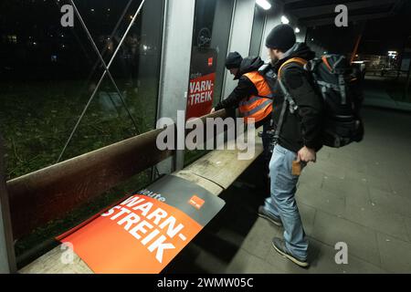 Amburgo, Germania. 28 febbraio 2024. Gli scioperanti appendono poster con lo slogan "avvertimento sciopero oggi" presso la Lufthansa Technik. Il personale di terra della Lufthansa fa un attacco di tre giorni. Credito: Bodo Marks/dpa/Alamy Live News Foto Stock