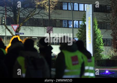 Amburgo, Germania. 28 febbraio 2024. Gli scioperanti stanno insieme di fronte alla Lufthansa Technik ad Amburgo. Il personale di terra della Lufthansa fa un attacco di tre giorni. Credito: Bodo Marks/dpa/Alamy Live News Foto Stock