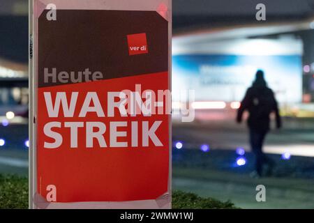 Amburgo, Germania. 28 febbraio 2024. Un poster con l'iscrizione "Warning strike Today" è appeso alla Lufthansa Technik di Amburgo. Il personale di terra della Lufthansa sta facendo uno sciopero di tre giorni. Credito: Bodo Marks/dpa/Alamy Live News Foto Stock