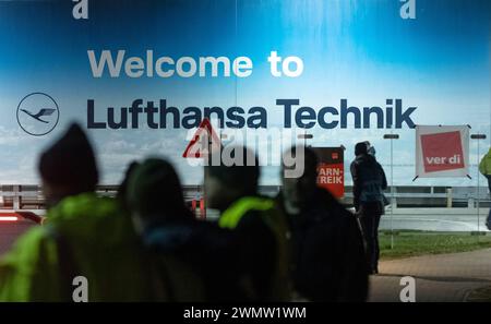 Amburgo, Germania. 28 febbraio 2024. Vista dell'area d'ingresso della Lufthansa Technik di Amburgo, davanti alla quale si sono riuniti anche gli scioperanti. Il personale di terra della Lufthansa fa un attacco di tre giorni. Credito: Bodo Marks/dpa/Alamy Live News Foto Stock