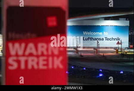 Amburgo, Germania. 28 febbraio 2024. Un poster con l'iscrizione "Warning strike Today" è appeso alla Lufthansa Technik di Amburgo. Il personale di terra della Lufthansa sta facendo uno sciopero di tre giorni. Credito: Bodo Marks/dpa/Alamy Live News Foto Stock