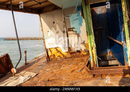 Ponte demolito e arrugginito di una nave da carico con vecchio ponte si arenò sulla spiaggia di al Hamriyah a Umm al Quwain, Emirati Arabi Uniti. Foto Stock