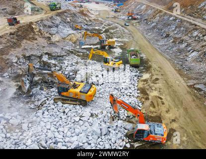 ANQING, CINA - 28 FEBBRAIO 2024 - i lavoratori guidano macchine per costruire infrastrutture di trasporto nella contea di Yuexi, città di Anqing, provincia di Anhui, Cina, Foto Stock