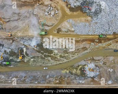 ANQING, CINA - 28 FEBBRAIO 2024 - i lavoratori guidano macchine per costruire infrastrutture di trasporto nella contea di Yuexi, città di Anqing, provincia di Anhui, Cina, Foto Stock