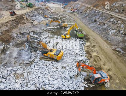 ANQING, CINA - 28 FEBBRAIO 2024 - i lavoratori guidano macchine per costruire infrastrutture di trasporto nella contea di Yuexi, città di Anqing, provincia di Anhui, Cina, Foto Stock