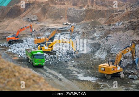 ANQING, CINA - 28 FEBBRAIO 2024 - i lavoratori guidano macchine per costruire infrastrutture di trasporto nella contea di Yuexi, città di Anqing, provincia di Anhui, Cina, Foto Stock