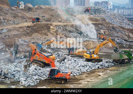 ANQING, CINA - 28 FEBBRAIO 2024 - i lavoratori guidano macchine per costruire infrastrutture di trasporto nella contea di Yuexi, città di Anqing, provincia di Anhui, Cina, Foto Stock