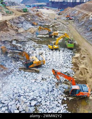 ANQING, CINA - 28 FEBBRAIO 2024 - i lavoratori guidano macchine per costruire infrastrutture di trasporto nella contea di Yuexi, città di Anqing, provincia di Anhui, Cina, Foto Stock