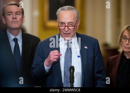 Washington, Stati Uniti. 27 febbraio 2024. Chuck Schumer (Democratico di New York), leader di maggioranza del Senato degli Stati Uniti, offre osservazioni durante una conferenza stampa a seguito del pranzo politico del Senato democratico nel corridoio dell'Ohio Clock presso il Campidoglio degli Stati Uniti a Washington, DC, USA, martedì 27 febbraio, 2024. foto di Rod Lamkey/CNP/ABACAPRESS.COM credito: abaca Press/Alamy Live News Foto Stock