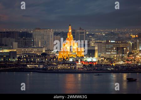 Vista aerea della moschea Fanar dalla Corniche Foto Stock