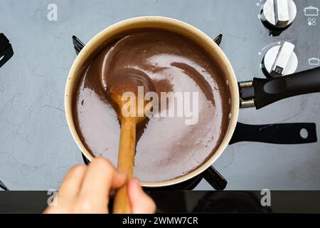 Una persona che prepara il dessert brasiliano brigadeiro. Foto Stock