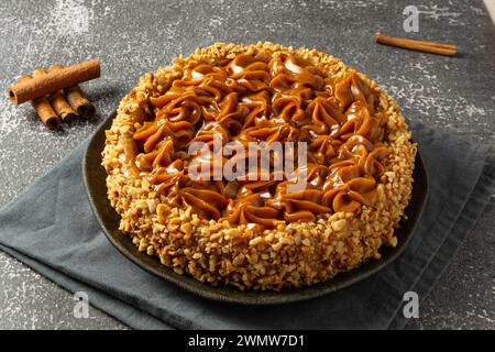 Una torta di churros con sopra un dulce de leche. Foto Stock
