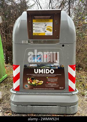 Trient, Italia. 22 febbraio 2024. Non lontano da una foresta si trova un bidone "a prova di orso", progettato per impedire agli orsi di "scavare". Grazie a un progetto di reintroduzione riuscito, gli orsi bruni vivono ancora una volta in Trentino. La spazzatura e le lattine possono attrarre gli orsi in cerca di cibo e attirarli vicino agli esseri umani. Credito: Robert Messer/dpa - ATTENZIONE: Utilizzare solo in formato completo/dpa/Alamy Live News Foto Stock