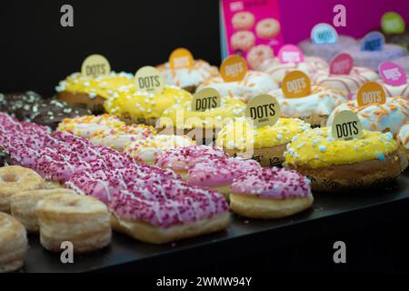 Un assortimento di ciambelle con sprinkles sopra Foto Stock