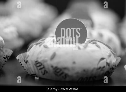 Un assortimento di ciambelle con sprinkles sopra Foto Stock