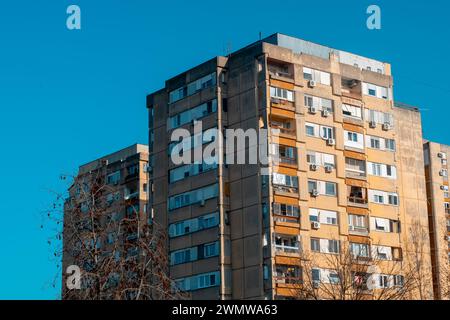 Facciata di un edificio di appartamenti in stile brutalista in una giornata di sole. Foto Stock