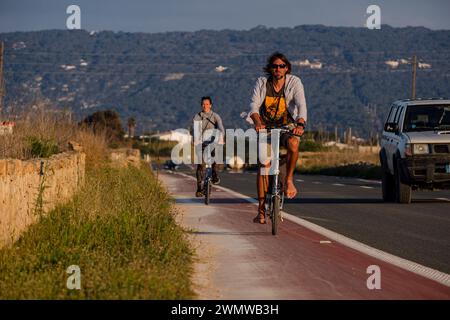 Ciclisti sulla strada principale, Formentera, Isole Pitiusas, Comunità delle Baleari, Spagna Foto Stock