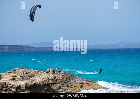Kite surf sulla costa di tramuntana, Formentera, Isole Pitiusas, Comunità Baleari, Spagna Foto Stock