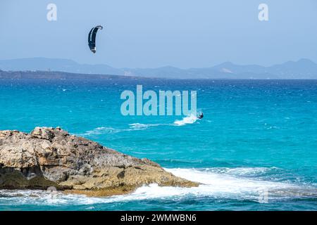 Kite surf sulla costa di tramuntana, Formentera, Isole Pitiusas, Comunità Baleari, Spagna Foto Stock