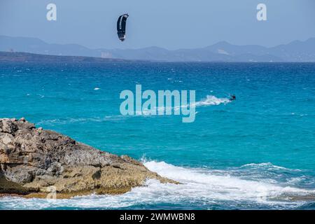 Kite surf sulla costa di tramuntana, Formentera, Isole Pitiusas, Comunità Baleari, Spagna Foto Stock