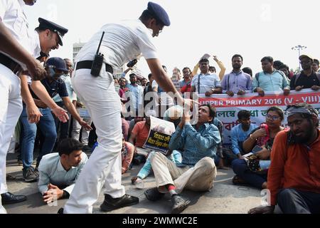 Kolkata, India. 27 febbraio 2024. Nel 2014, dopo aver superato l'esame di reclutamento degli insegnanti, i disoccupati protestarono a Kolkata dopo non aver ottenuto un lavoro. (Foto di Sayantan Chakraborty/Pacific Press) credito: Pacific Press Media Production Corp./Alamy Live News Foto Stock