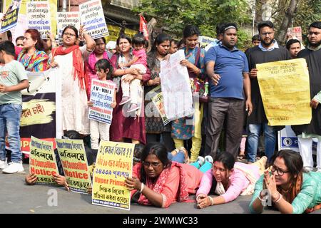 Kolkata, India. 27 febbraio 2024. Nel 2014, dopo aver superato l'esame di reclutamento degli insegnanti, i disoccupati protestarono a Kolkata dopo non aver ottenuto un lavoro. (Foto di Sayantan Chakraborty/Pacific Press) credito: Pacific Press Media Production Corp./Alamy Live News Foto Stock