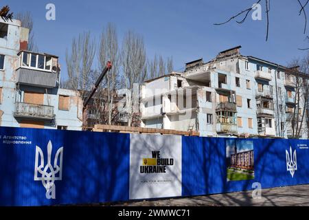 Zaporizhzhia, Ucraina. 27 febbraio 2024. Un condominio è visto durante una ricostruzione in quanto è stato pesantemente danneggiato dai bombardamenti russi (marzo 2023) a Zaporizhzhia. Secondo la Scuola di economia di Kiev, i danni diretti alle infrastrutture dell'Ucraina causati dall'invasione su vasta scala della Russia hanno superato i 150 miliardi di dollari. Quasi 56 miliardi di dollari di questo importo sono la perdita di stock immobiliare. Più di 150.000 edifici e strutture in Ucraina sono stati distrutti a causa della guerra. La maggior parte sono edifici residenziali. Credito: SOPA Images Limited/Alamy Live News Foto Stock