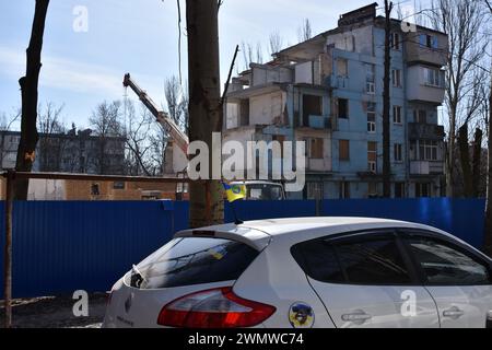 Zaporizhzhia, Ucraina. 27 febbraio 2024. Un condominio è visto durante una ricostruzione in quanto è stato pesantemente danneggiato dai bombardamenti russi (marzo 2023) a Zaporizhzhia. Secondo la Scuola di economia di Kiev, i danni diretti alle infrastrutture dell'Ucraina causati dall'invasione su vasta scala della Russia hanno superato i 150 miliardi di dollari. Quasi 56 miliardi di dollari di questo importo sono la perdita di stock immobiliare. Più di 150.000 edifici e strutture in Ucraina sono stati distrutti a causa della guerra. La maggior parte sono edifici residenziali. Credito: SOPA Images Limited/Alamy Live News Foto Stock