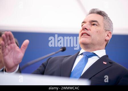 Vienna, Österreich. 28. Febbraio 2024. Pressefoyer nach Ministerrat der Österreichischen Bundesregierung im Parlament. Bild zeigt Bundeskanzler Karl Nehammer ÖVP. *** Vienna, Austria 28 febbraio 2024 Foyer stampa dopo il Consiglio dei ministri del governo federale austriaco in Parlamento immagine mostra il Cancelliere federale Karl Nehammer ÖVP Foto Stock