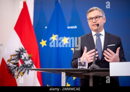 Vienna, Österreich. 28. Febbraio 2024. Pressefoyer nach Ministerrat der Österreichischen Bundesregierung im Parlament. Bild zeigt Finanzminister Magnus Brunner ÖVP. *** Vienna, Austria 28 febbraio 2024 Foyer stampa dopo il Consiglio dei ministri del governo federale austriaco in Parlamento immagine mostra il ministro delle finanze Magnus Brunner ÖVP Foto Stock