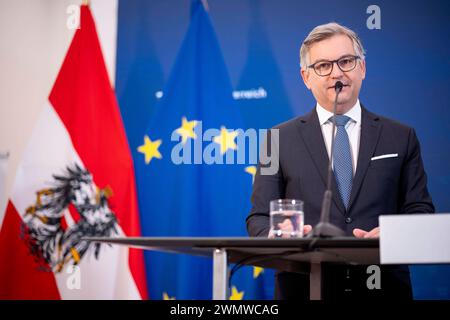 Vienna, Österreich. 28. Febbraio 2024. Pressefoyer nach Ministerrat der Österreichischen Bundesregierung im Parlament. Bild zeigt Finanzminister Magnus Brunner ÖVP. *** Vienna, Austria 28 febbraio 2024 Foyer stampa dopo il Consiglio dei ministri del governo federale austriaco in Parlamento immagine mostra il ministro delle finanze Magnus Brunner ÖVP Foto Stock