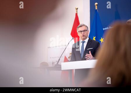 Vienna, Österreich. 28. Febbraio 2024. Pressefoyer nach Ministerrat der Österreichischen Bundesregierung im Parlament. Bild zeigt Finanzminister Magnus Brunner ÖVP. *** Vienna, Austria 28 febbraio 2024 Foyer stampa dopo il Consiglio dei ministri del governo federale austriaco in Parlamento immagine mostra il ministro delle finanze Magnus Brunner ÖVP Foto Stock