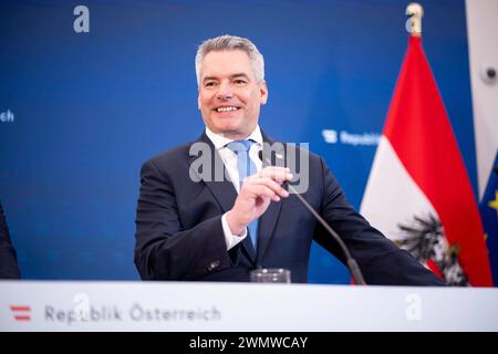 Vienna, Österreich. 28. Febbraio 2024. Pressefoyer nach Ministerrat der Österreichischen Bundesregierung im Parlament. Bild zeigt Bundeskanzler Karl Nehammer ÖVP. *** Vienna, Austria 28 febbraio 2024 Foyer stampa dopo il Consiglio dei ministri del governo federale austriaco in Parlamento immagine mostra il Cancelliere federale Karl Nehammer ÖVP Foto Stock