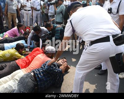 Kolkata, Bengala Occidentale, India. 27 febbraio 2024. Nel 2014, dopo aver superato l'esame di reclutamento degli insegnanti, i disoccupati protestarono a Kolkata dopo non aver ottenuto un lavoro. (Credit Image: © Sayantan Chakraborty/Pacific Press via ZUMA Press Wire) SOLO PER USO EDITORIALE! Non per USO commerciale! Foto Stock