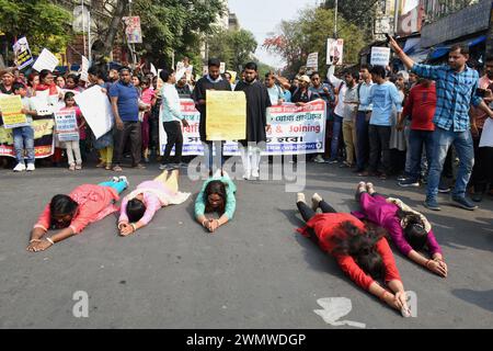 Kolkata, Bengala Occidentale, India. 27 febbraio 2024. Nel 2014, dopo aver superato l'esame di reclutamento degli insegnanti, i disoccupati protestarono a Kolkata dopo non aver ottenuto un lavoro. (Credit Image: © Sayantan Chakraborty/Pacific Press via ZUMA Press Wire) SOLO PER USO EDITORIALE! Non per USO commerciale! Foto Stock